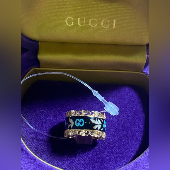GUCCI ICON BLOOMS YELLOW GOLD AND ENAMEL RING - Picture 2 of 12